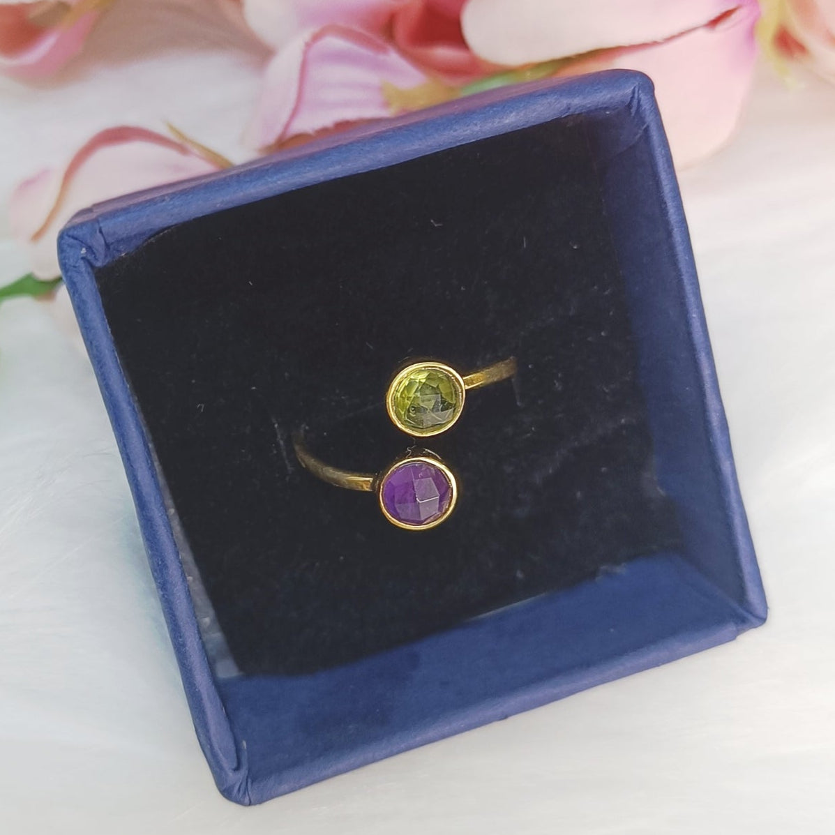 Dual stone Peridot and Amethyst Toi Moi ring in sterling silver close-up