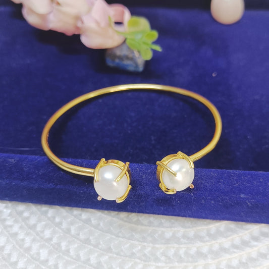 Freshwater pearl bangle in gold plated brass